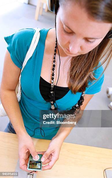 Sommer Schwartz tries out the new Apple iPod Nano at the Gateway Apple Store in Salt Lake City, Utah, U.S., Monday, Sept. 10, 2007. Apple Inc.'s...