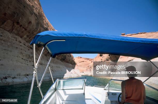 BALADE EN BATEAU DANS LES CANYONS IMMERGES, LAC POWELL, UTAH, USA.