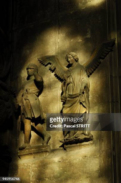 Revers de la facade. Detail du trumeau du portail central. Saint Nicaise, l eveque fondateur abbatu par les Vandales sur le seuil de sa Cathedrale ,...