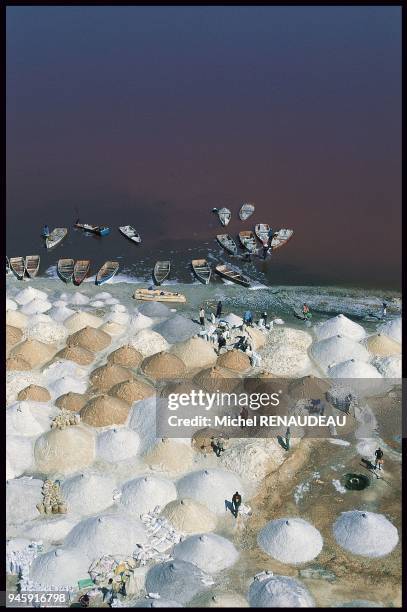 Also called Lake Retba, it is exploited for its salt. Appel? aussi lac Retba, il est exploit? pour son sel.