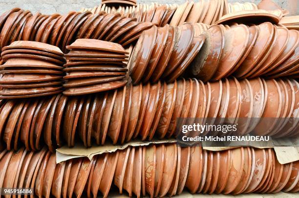 Maroc, Marrakech, le souk des artisants de Bab El Khemis, poterie.