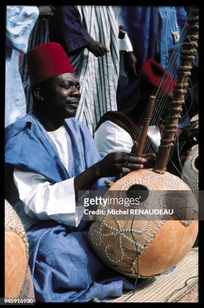 Book "Majestueux Senegal", p.27 Senegalese Griot playing kora, a 21-string mandingue harp. Livre "Majestueux S?n?gal", p.27 Griot s?n?galais joueur...