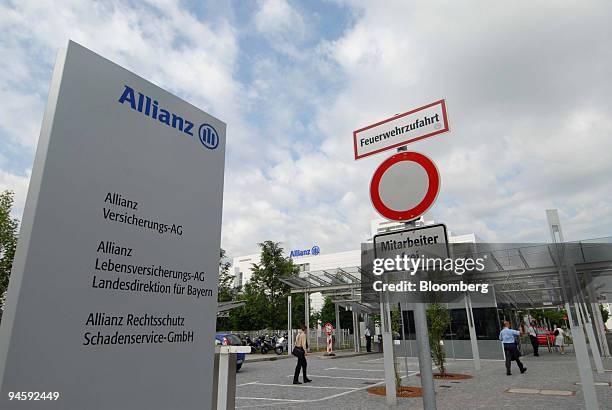 Employees arrive at the Allianz AG headquarters in Unterfoehring near Munich, Germany, Thursday, June 22, 2006. Allianz AG, Europe's largest insurer,...