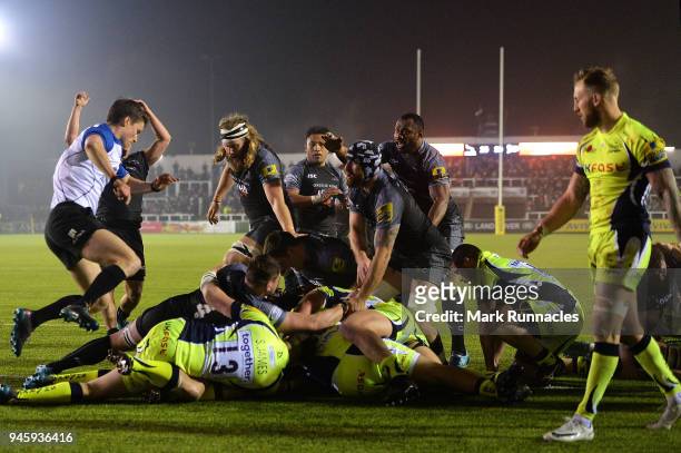 Rob Vickers of Newcastle Falcons scores the final try of the Aviva Premiership match between Newcastle Falcons and Sale Sharks at Kingston Park on...
