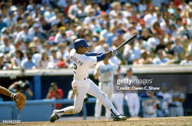 Willie Randolph of the Los Angeles Dodgers bats at Dodger Stadium circa 1989 in Los Angeles,California.