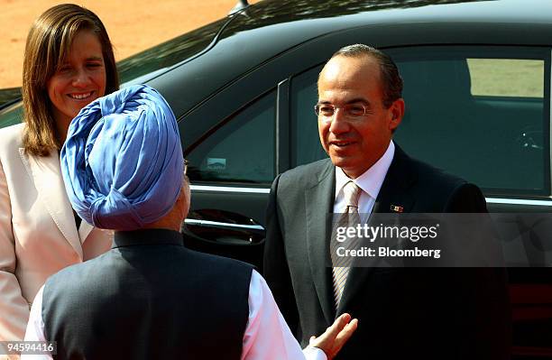 Manmohan Singh, center, India's prime minister, welcomes Felipe Calderon, Mexico's president, right, and his wife Margarita Zavala at a ceremony at...