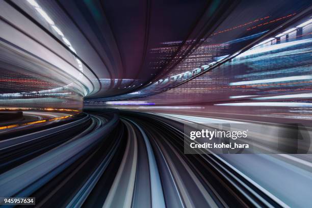 paisaje urbano con alta velocidad desenfoque de movimiento - development fotografías e imágenes de stock