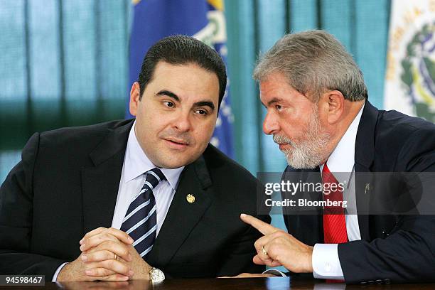 Luiz Inacio Lula da Silva, right, Brazil's president, speaks with Elias Antonio Saca, president of El Salvador, at the Planalto Palace in Brasilia,...