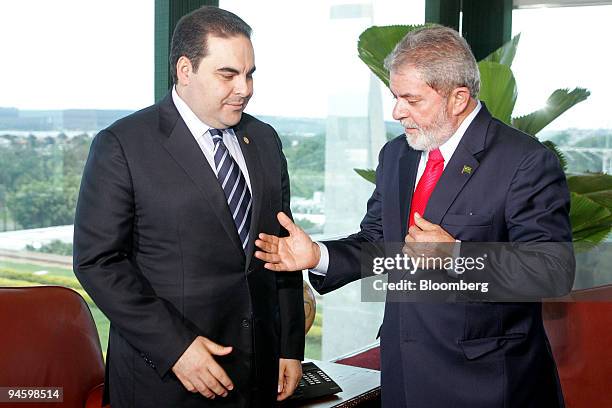 Luiz Inacio Lula da Silva, right, Brazil's president, speaks with Elias Antonio Saca, president of El Salvador, at the Planalto Palace in Brasilia,...