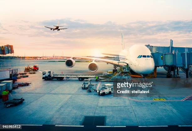 vliegtuig geparkeerd in paris international airport - aerospace stockfoto's en -beelden