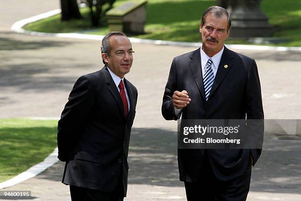 Mexican President Vicente Fox, right, talks with Mexican President-elect Felipe Calderon at the Los Pinos presidential residence in Mexico City,...