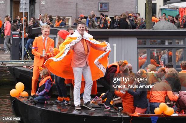 people celebrate king´s day in amsterdam - prinsengracht stock pictures, royalty-free photos & images