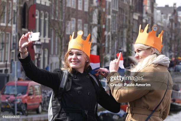 people celebrate king´s day in amsterdam - kings day netherlands stockfoto's en -beelden