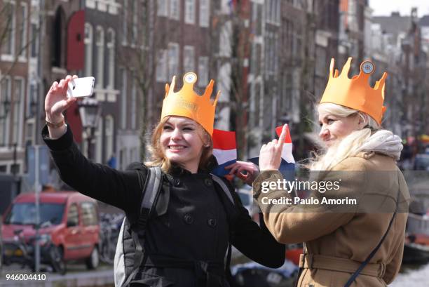 people celebrate king´s day in amsterdam - prinsengracht stock pictures, royalty-free photos & images