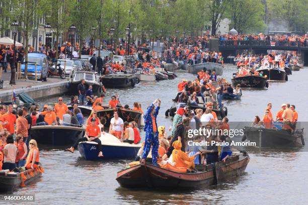 people celebrate king´s day in amsterdam - prinsengracht stock pictures, royalty-free photos & images