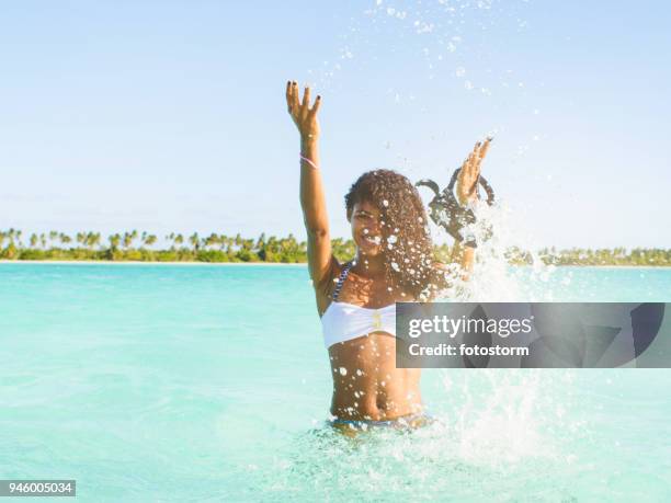 sommerliche aktivitäten - snorkel beach stock-fotos und bilder