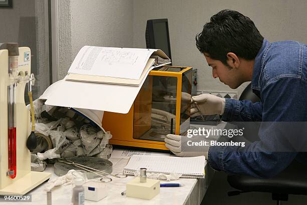 Cemex Lab Cement Laboratory Photos and Premium High Res Pictures - Getty Images