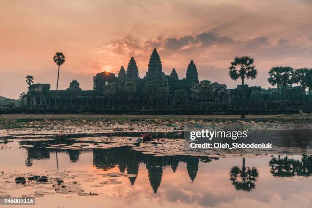 angkor wat bei sonnenaufgang - angkor wat stock-fotos und bilder