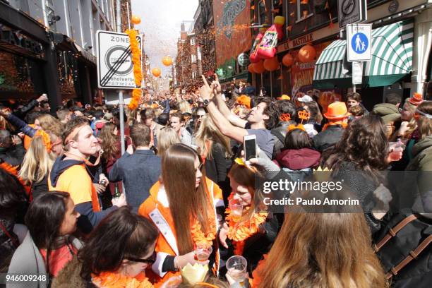 people celebrate king´s day in amsterdam - kings day netherlands stockfoto's en -beelden