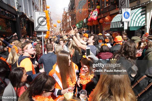 people celebrate king´s day in amsterdam - prinsengracht stock pictures, royalty-free photos & images