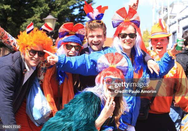 people celebrate king´s day in amsterdam - kings day celebration in amsterdam stock-fotos und bilder