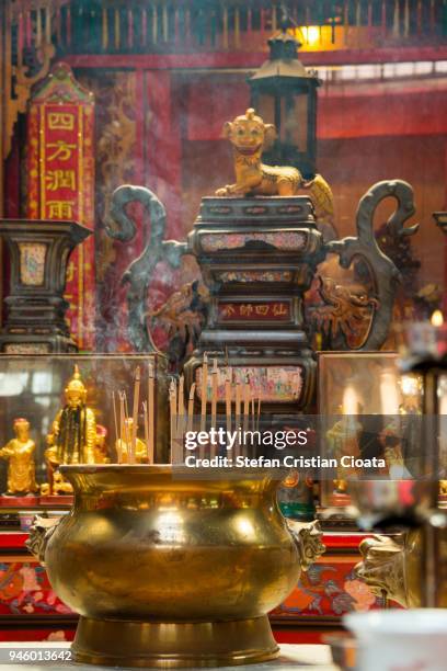 incense sticks at sin sze si ya temple kuala lumpur malaysia - petaling jaya stockfoto's en -beelden