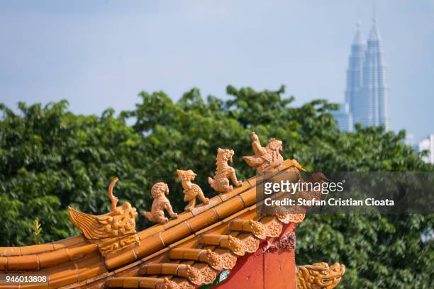 thean hou temple roof with petronas towers on background, kuala lumpur malaysia - thean hou stock pictures, royalty-free photos & images