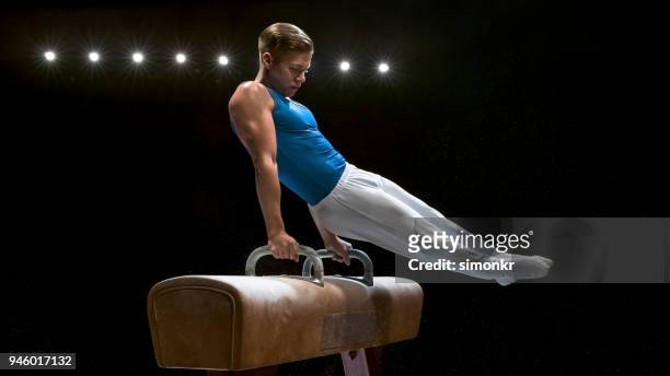 gymnaste masculin sur le cheval d’arçons - male gymnast photos et images de collection