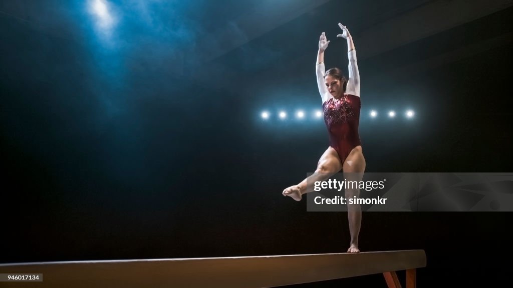 Kvinnlig gymnast på skoparmen