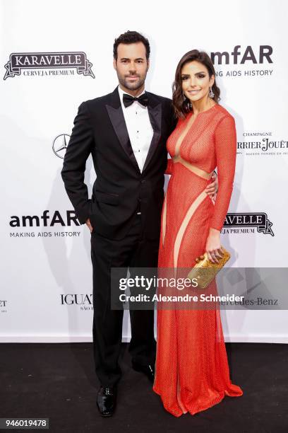 Eduardo Scarpa and Carol Celico attend the 2018 amfAR Gala Sao Paulo at the home of Dinho Diniz on April 13, 2018 in Sao Paulo, Brazil.