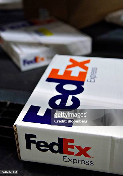 Incoming packages move down a conveyor belt in a FedEx facility in New York, Wednesday, June 21, 2006. FedEx Corp., the No. 2 U.S. Package shipping...
