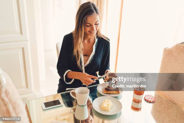 desayuno disfrutando de la niña en casa - untar de mantequilla fotografías e imágenes de stock