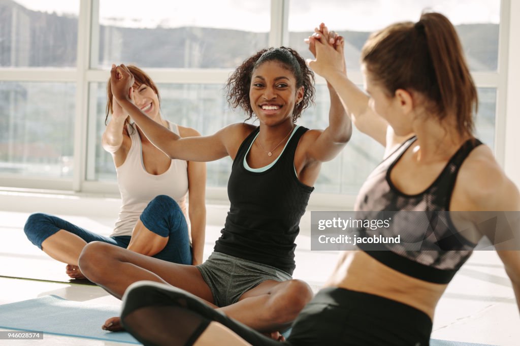 Succesvolle fitness klasse doen hoge vijf