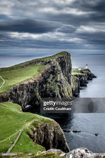 leuchtturm neist point - highlands stock-fotos und bilder