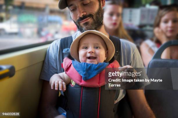 baby boy travelling on the bus with dad - babytrage stock-fotos und bilder