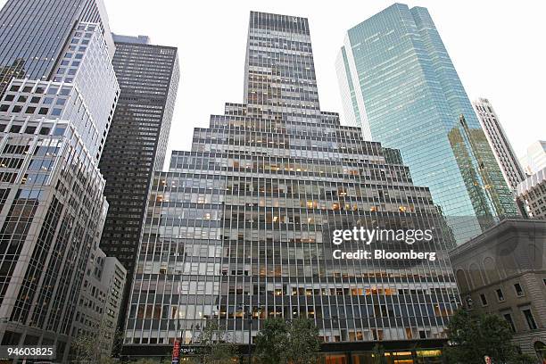 The building located at 350 Park Avenue that occupies the entire block front of Park Avenue between 51st and 52nd Streets is seen in New York,...