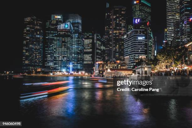 night cityscape of singapore with skyscrapers in the vibrant marina bay. - caroline pang stock-fotos und bilder