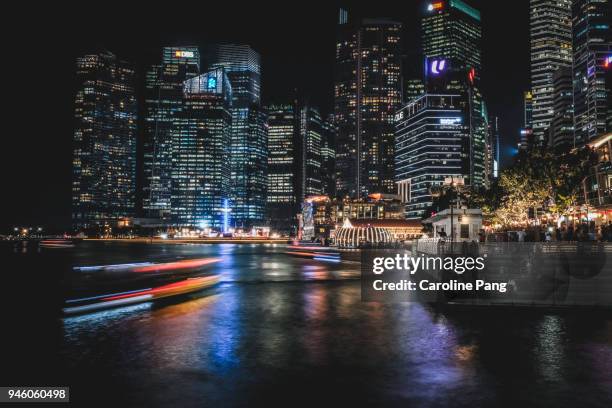 night cityscape of singapore with skyscrapers in the vibrant marina bay. - caroline pang stockfoto's en -beelden