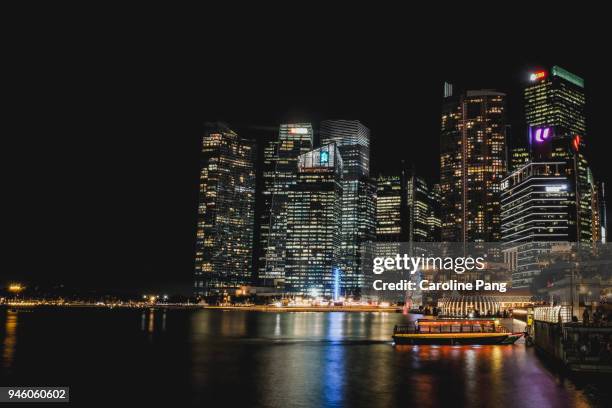 night scenery of singapore city skyscrapers and around marina bay. - caroline pang stock-fotos und bilder