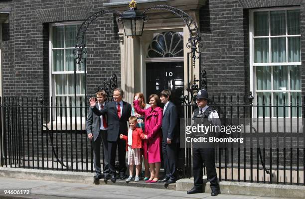 British Prime Minister Tony Blair poses with his family, left to right, Euan, Tony Blair, Leo, Kathryn, wife Cherie and Nicholas before leaving 10...