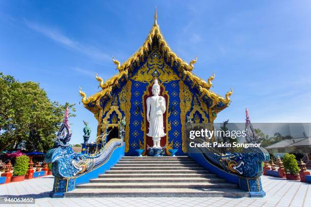 rong sua ten temple with blue sky background, chiang rai province, thailand - vat fotografías e imágenes de stock