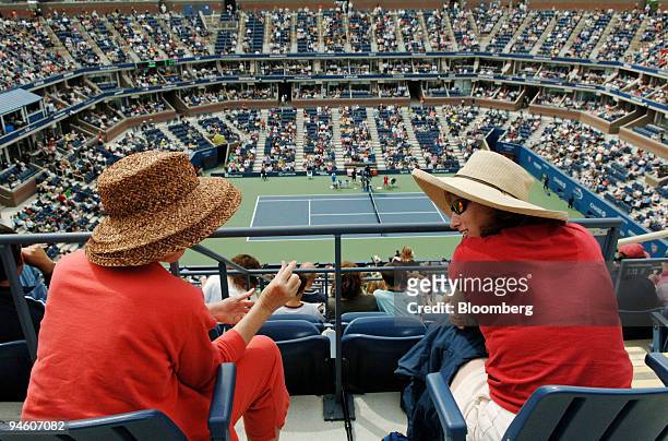 Louise Rosett, from Albuquerque, New Mexico, left, chats with her daughter Julia Rosett-Donnelly, from Philadephia, Pennsylvania, during the second...