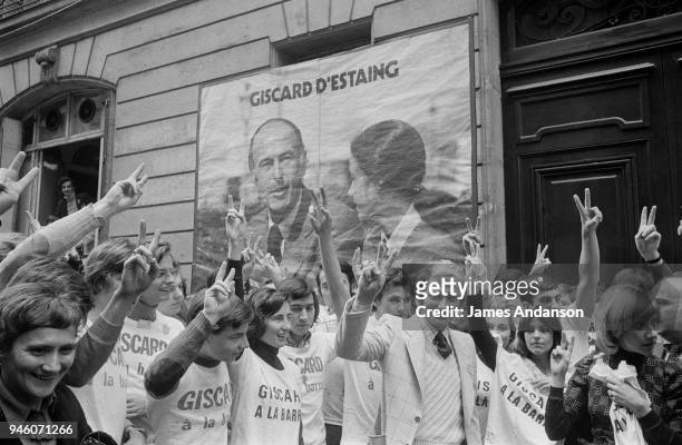 Paris - French singer Johnny Hallyday in front of the candidate Valery Giscard d'Estaing's electoral campaign headquarters with Giscard' supporters,...