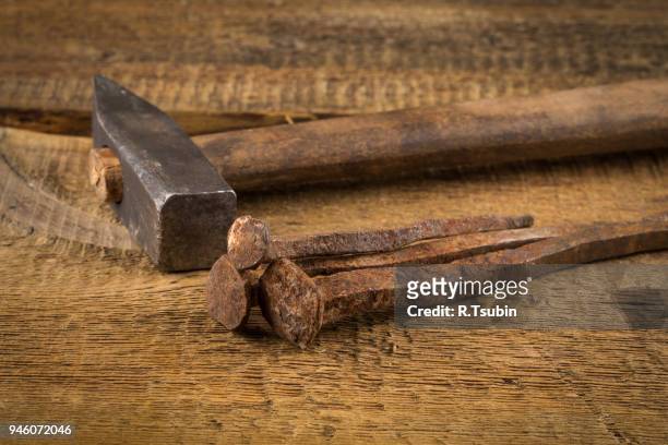 vintage old hammer with rusty nails - bricolage stock-fotos und bilder