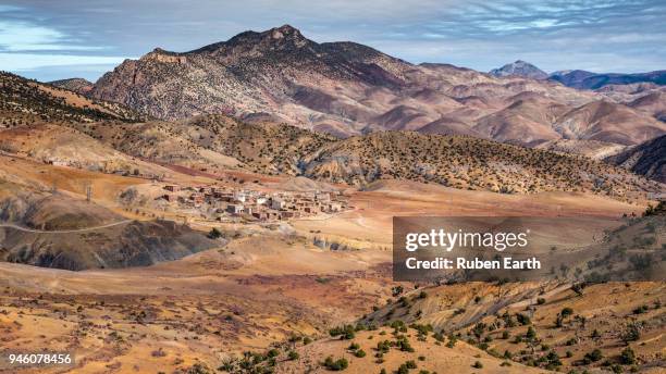 moroccan village in the atlas - atlasgebirge stock-fotos und bilder