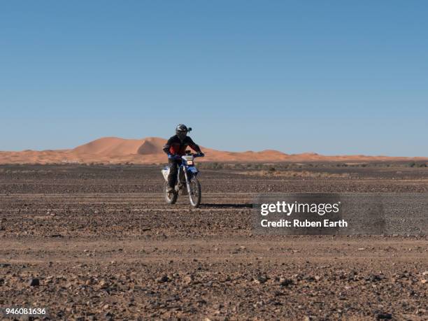 motorbike rider in the sahara desert - trail moto maroc stock pictures, royalty-free photos & images