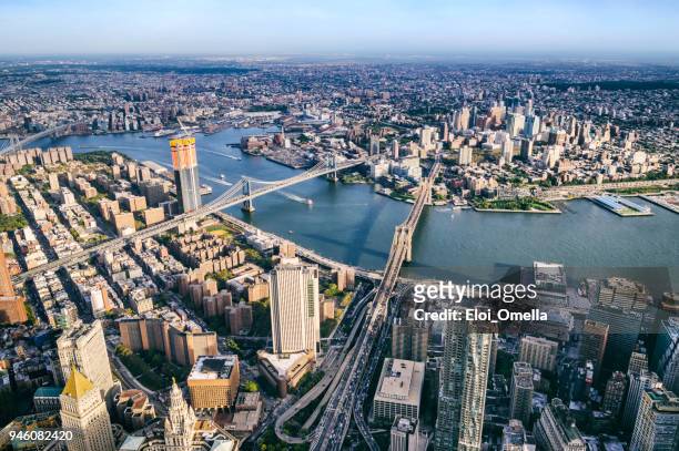 luchtfoto van de helikopter van bmw bruggen. brooklyn, manhattan en williamsburg bruggen. new york - brooklyn new york stockfoto's en -beelden
