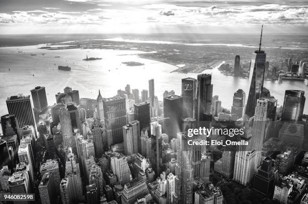 vista del downtown de manhattan island, nueva york, en helicóptero al atardecer - statue of liberty new york city fotografías e imágenes de stock