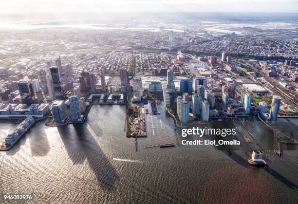 vista aérea de la ciudad de jersey frente a río de hudson - jersey city fotografías e imágenes de stock