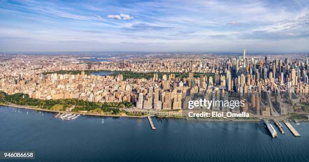 helikopterblick auf central park und midtown manhattan - above central park stock-fotos und bilder